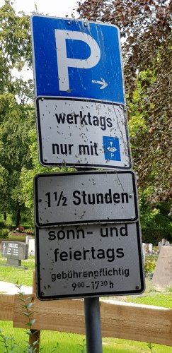 Parkplatz Friedhof nur mit Parkscheibe