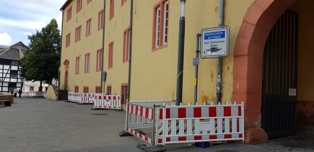 Parkplatzsituation vor dem Michael Gymnasium